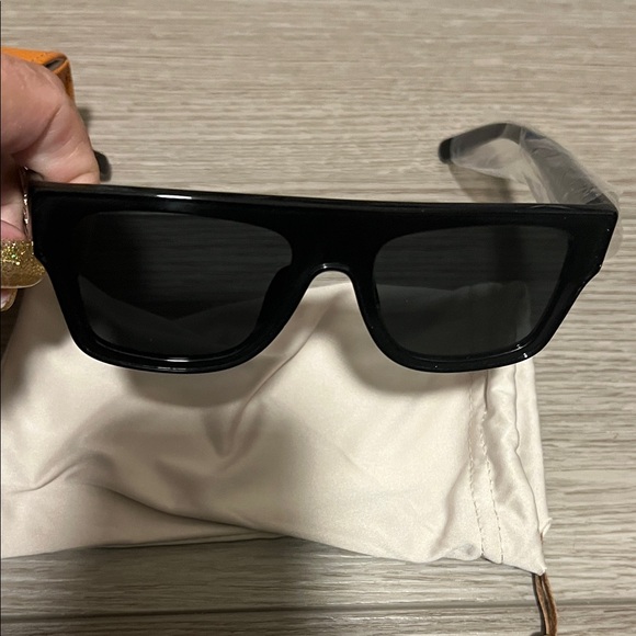 Tory Burch Accessories - Tory Burch Black Rectangular Sunglasses